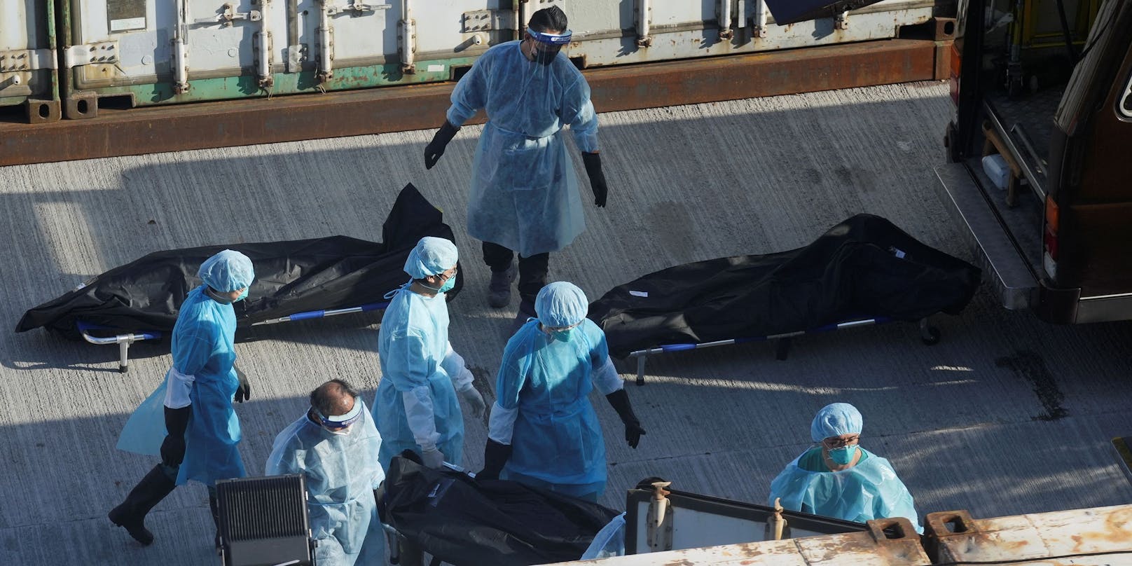 In Hongkong sind die Leichenhallen mit Corona-Toten überfüllt. Viele müssen in Kühlcontainern gelagert werden.