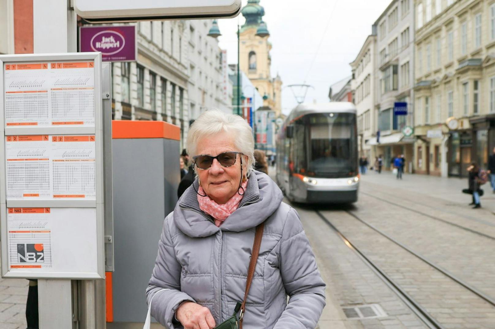 Hanna R. (73) aus Neuhofen:&nbsp;"Ich fahre fast nicht mehr mit dem Auto, sondern bin auf Straßenbahn und Bus umgestiegen. Ich hab mir auch ein Klimaticket gekauft."