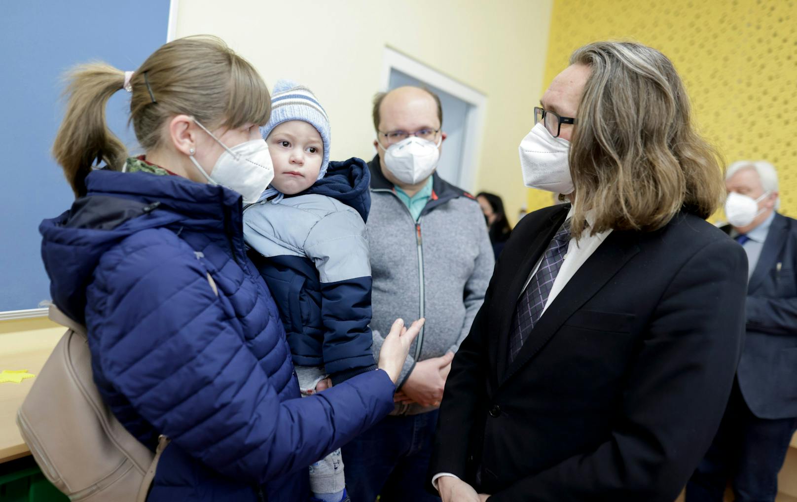 Bildungsminister Polaschek besuchte ukrainische Flüchtlingskinder in der Volksschule und AHS Klosterneuburg.