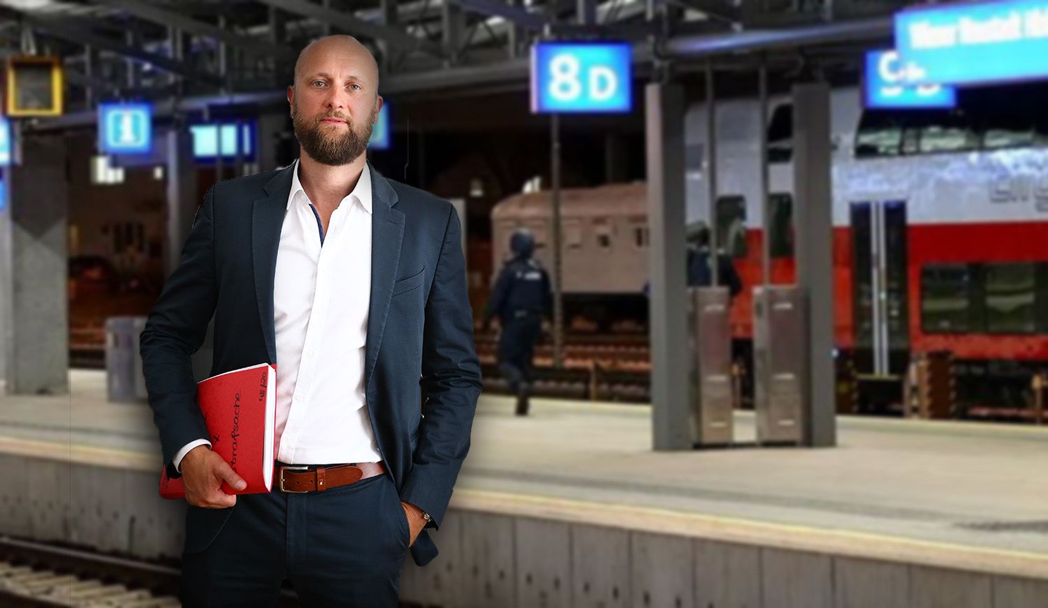 Anwalt Florian Kreiner vertritt den Hauptangeklagten. Der Tatort im Hintergrund.