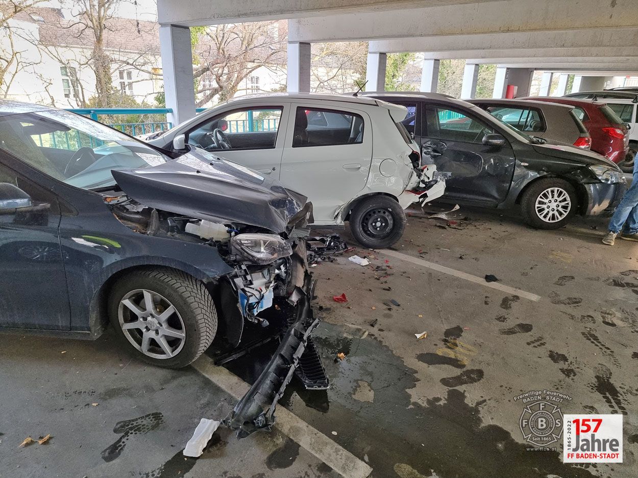 Ein Lenker beschädigte sechs Wagen in einem Parkhaus.