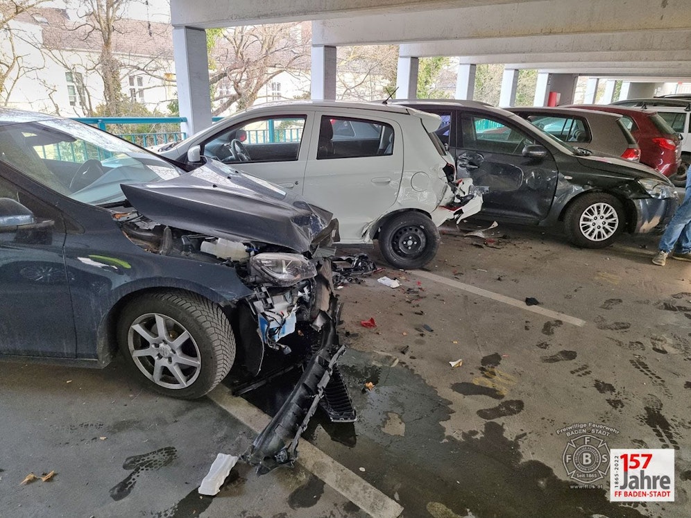 Ein Lenker beschädigte sechs Wagen in einem Parkhaus.