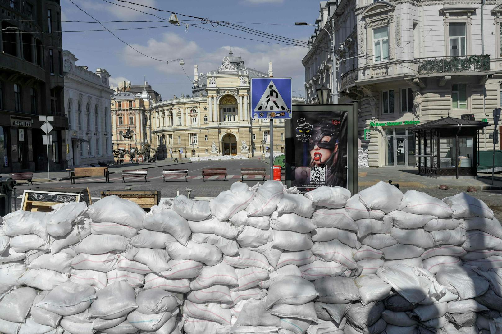 Aus der seit zwei Wochen von russischen Truppen belagerten ukrainischen Hafenstadt Mariupol sind nach Angaben der Stadtverwaltung inzwischen rund 30.000 Menschen geflohen.