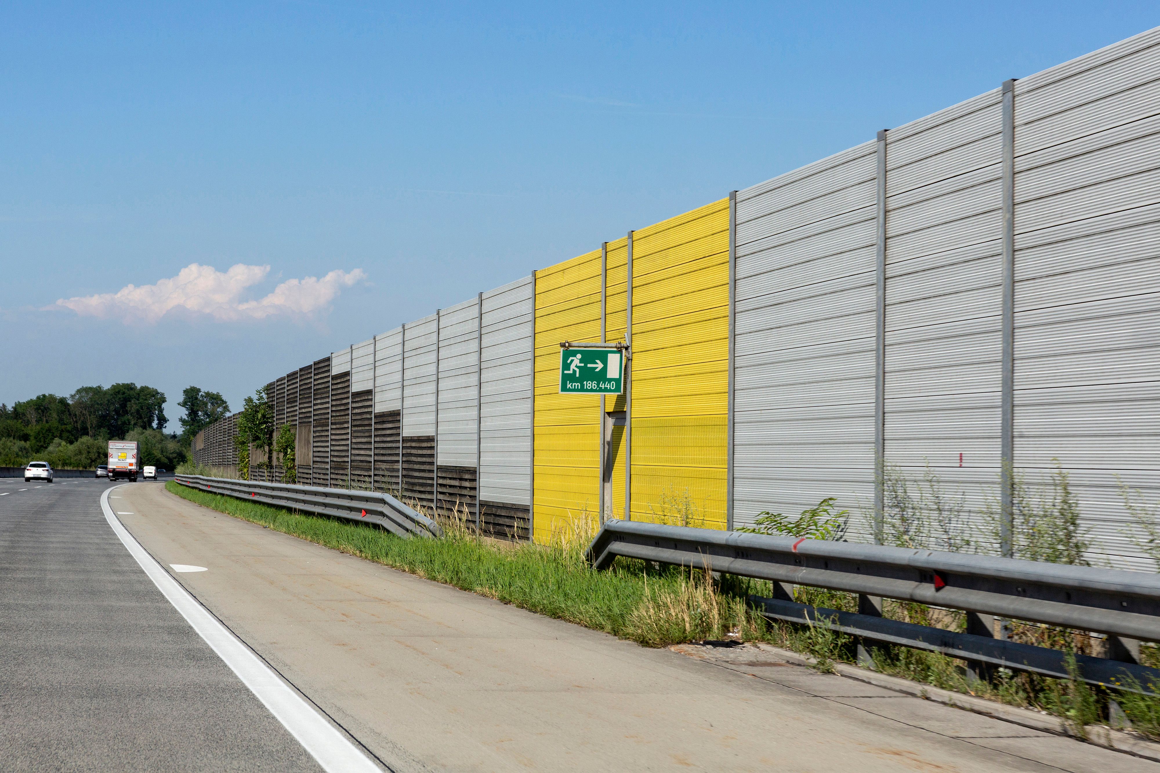 Weil er so dringend aufs Klo musste, blieb ein Italiener in einer Pannenbucht stehen. Ein großer Fehler. (Symbolbild)