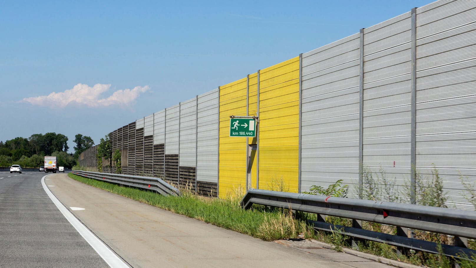 Mann radelt zwei Kilometer auf Autobahn