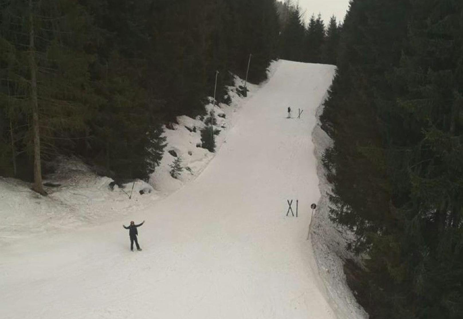 Ein polnischer Skitourist stürzte mehrere Meter über steiles Gelände ab. Hier warten Menschen auf den Rettungshubschrauber.