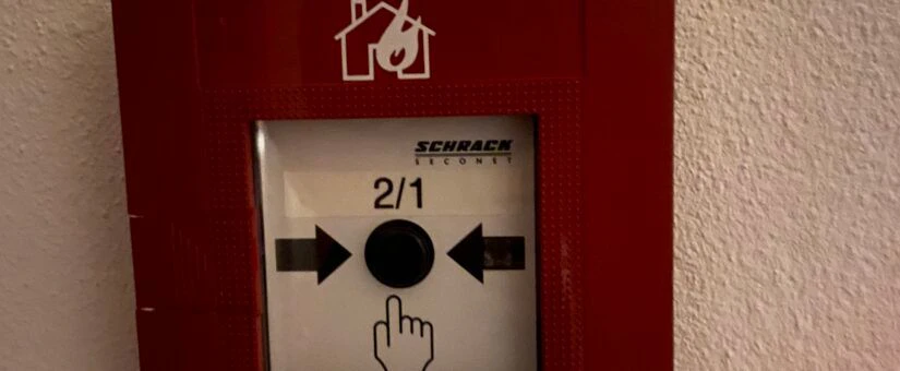 Der Knopf des Brandmelders wurde gedrückt.