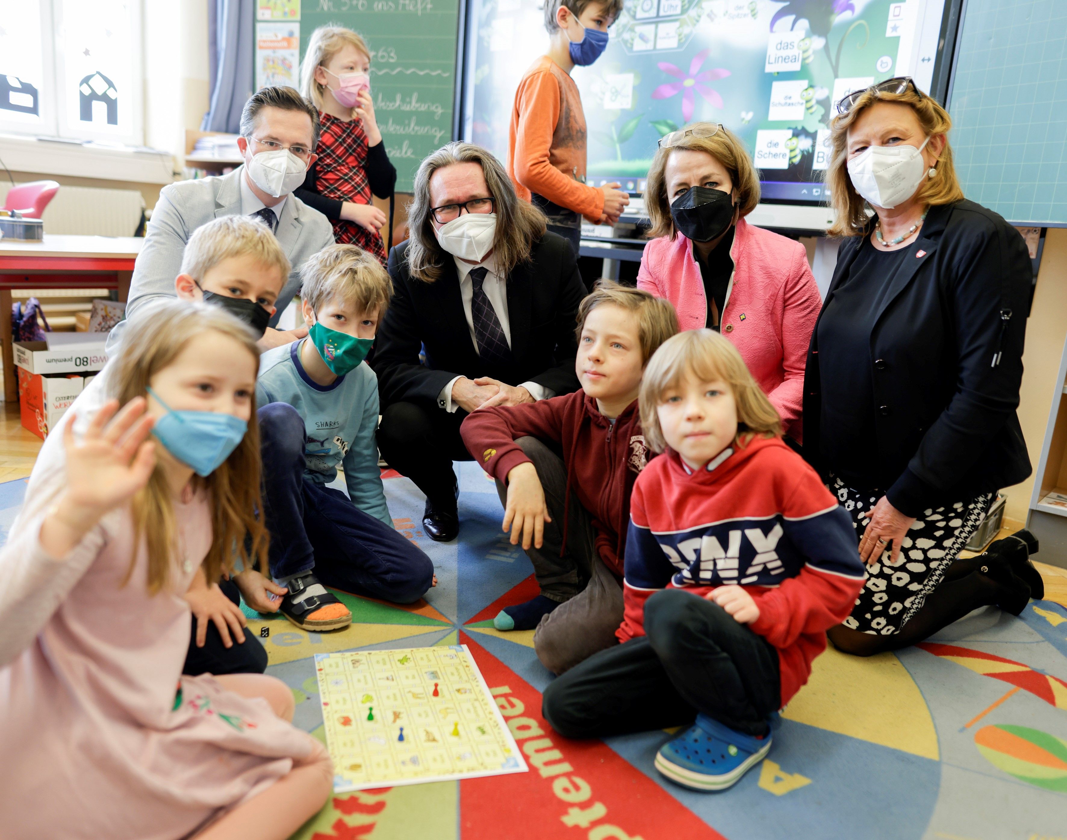 Bürgermeister Stefan Schmuckenschlager, Bundesminister Martin Polaschek, Landesrätin Christiane Teschl-Hofmeister und Stadträtin Maria-Theresia Eder beim Schulbesuch in Klosterneuburg.