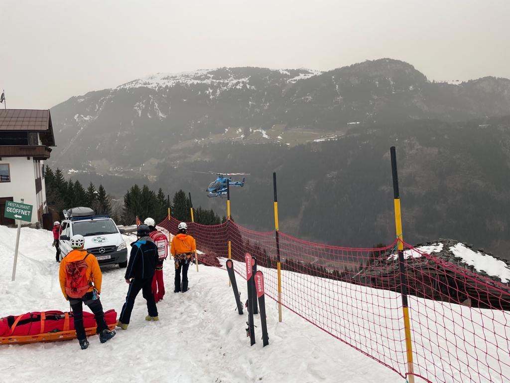 In Mayrhofen musste ein Skifahrer aus einem steilen Waldstück geborgen werden.