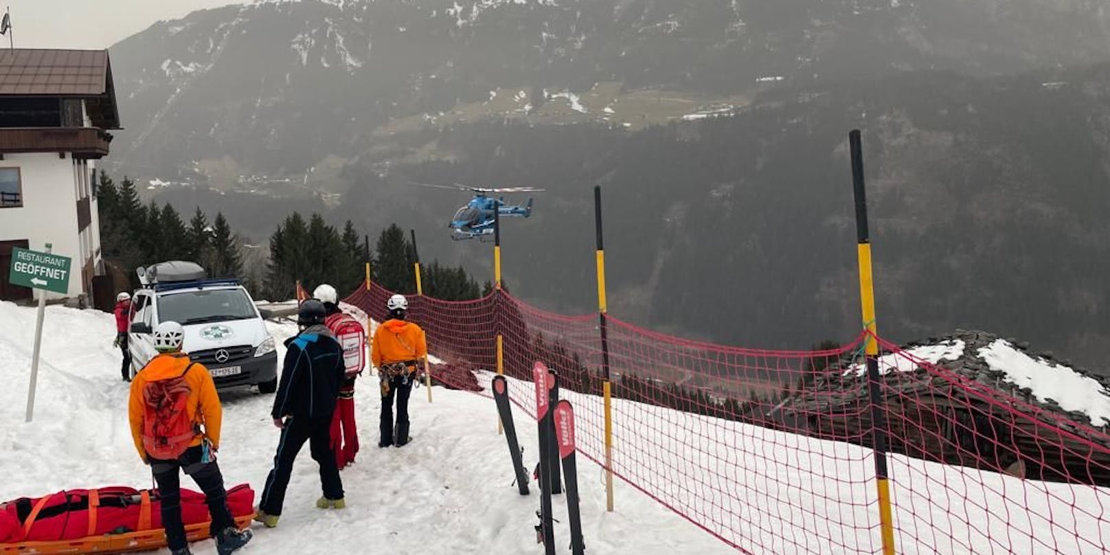 In Mayrhofen musste ein Skifahrer aus einem steilen Waldstück geborgen werden.