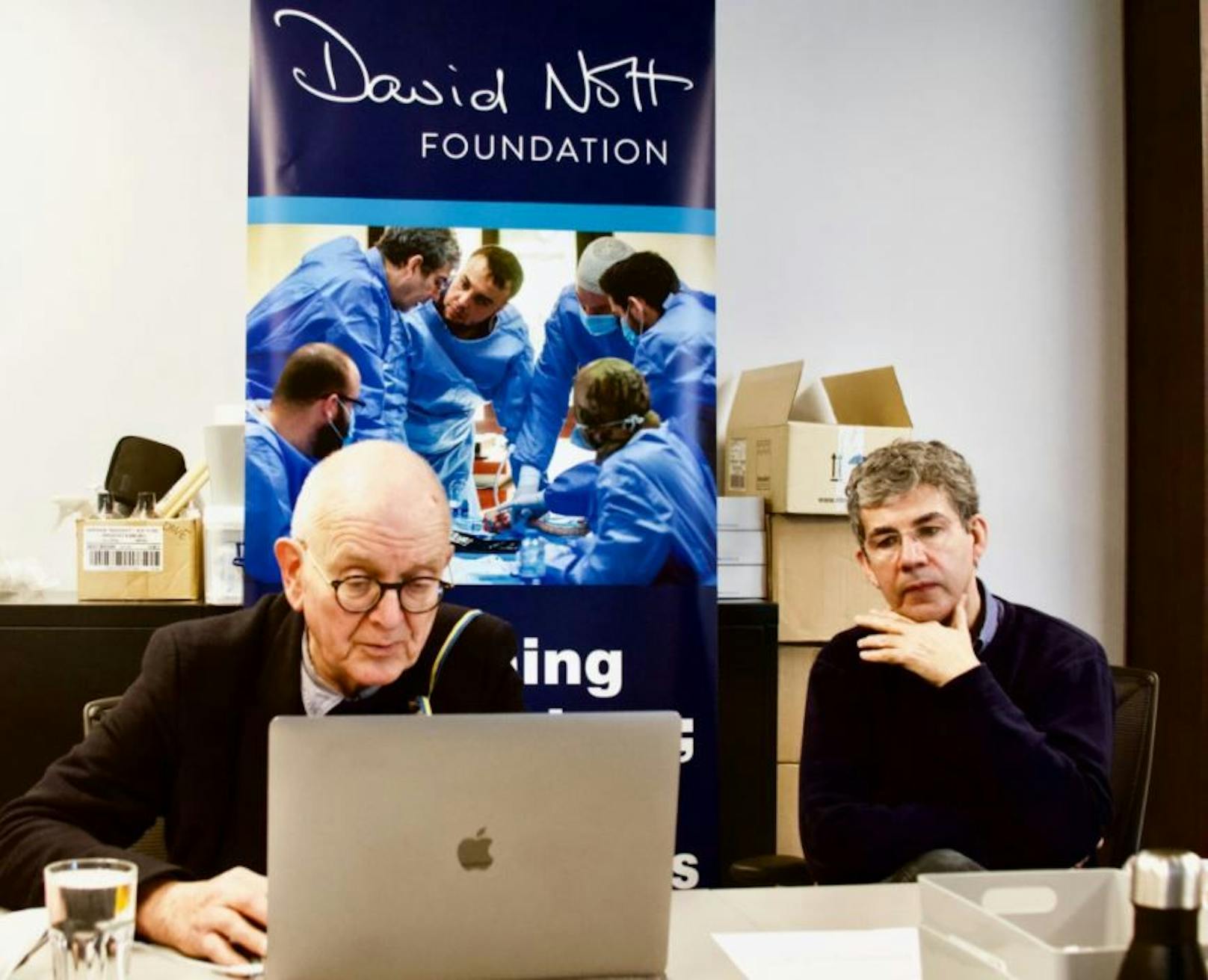 Dr. Henry Marsh (links) und Dr. David Nott (rechts) gaben ukrainischen Ärzten einen Crashkurs in Kriegschirurgie.