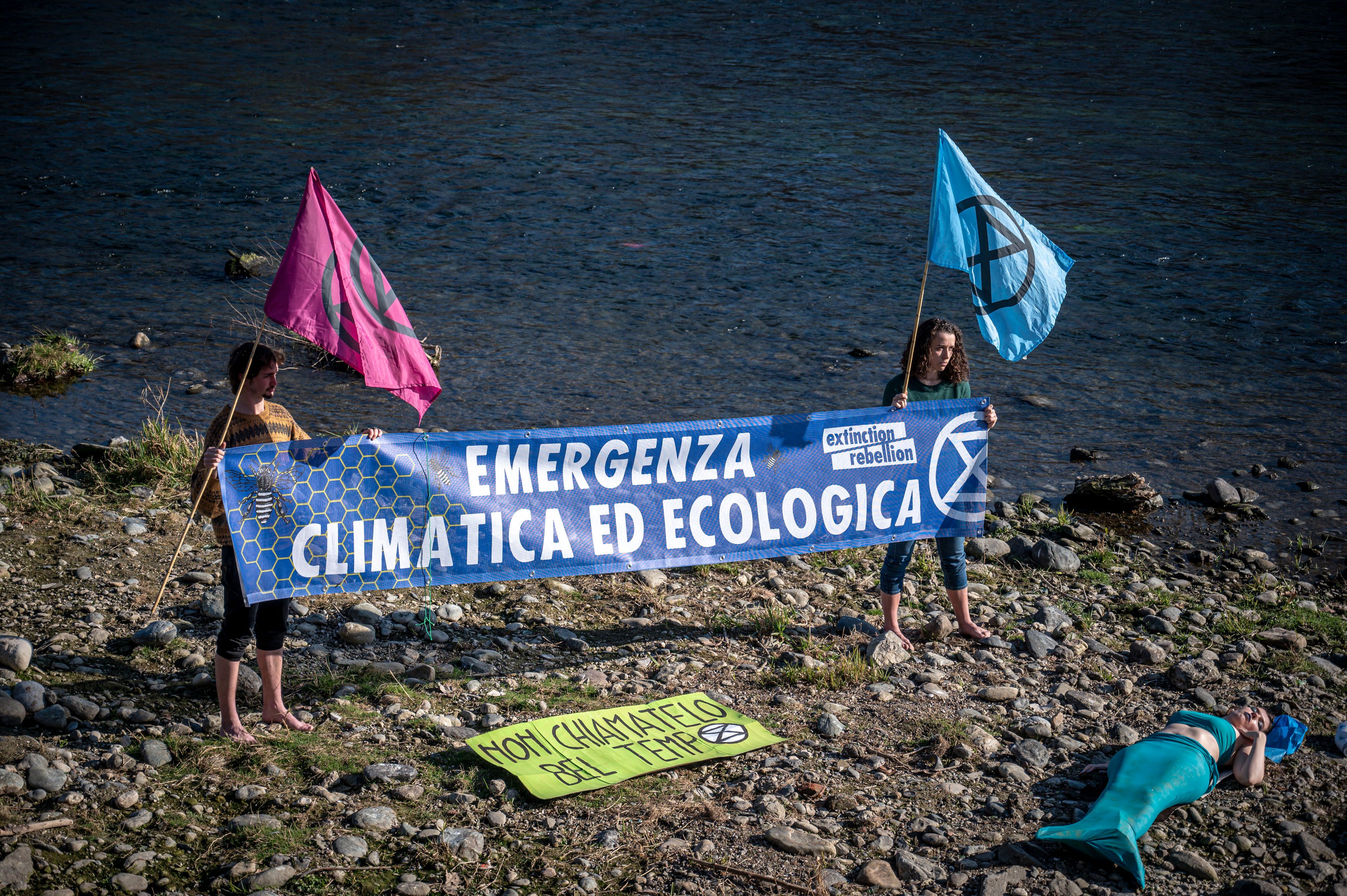 Download von www.picturedesk.com am 18.03.2022 (14:54).  Flash mob by Extinction Rebellion on the shallows of the Po river for the climatic and ecological emergency ,Turin, ITALY-17-02-2022 - 20220217_PD16844 - Rechteinfo: Rights Managed (RM)