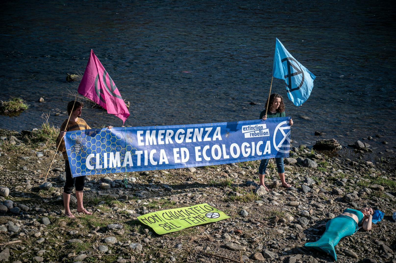 Klimaaktivisten von&nbsp;Extinction Rebellion machen am Po-Ufer nahe Turin auf die Notwendigkeit zur Lösung der Klimakrise aufmerksam.