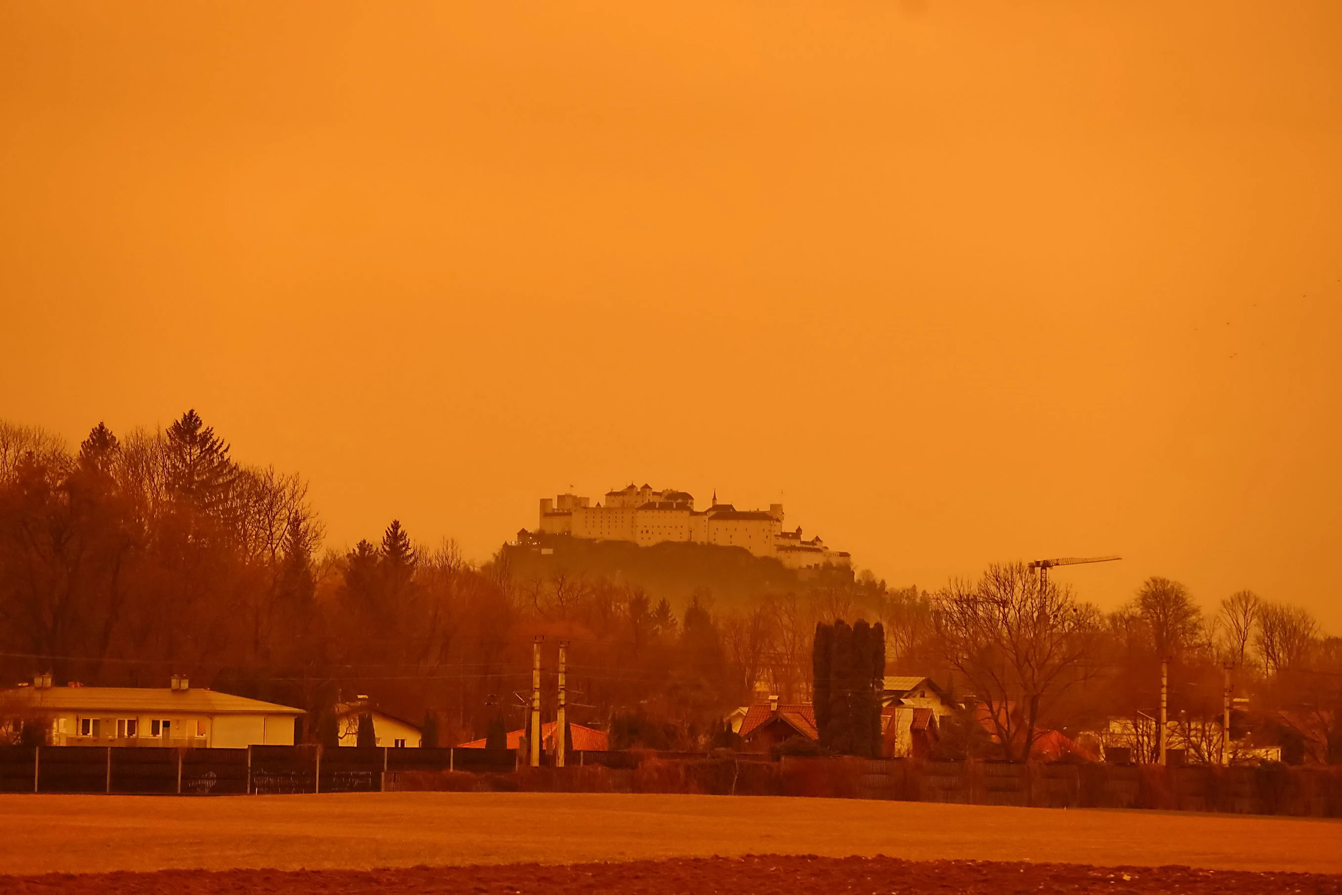 Große Teile Europas waren in eine dichte Staubwolke gehüllt. Der feine Saharasand verdunkelte über vielen Städten den Himmel – so wie hier in Salzburg.