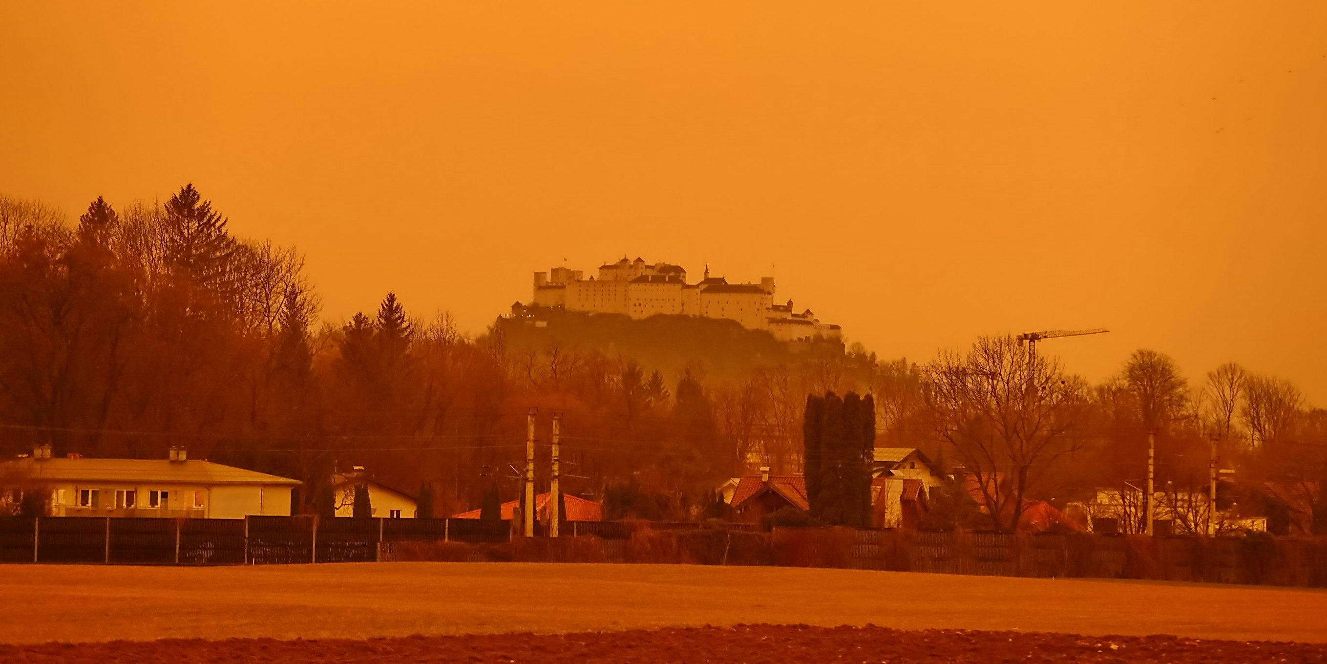 Große Teile Europas waren in eine dichte Staubwolke gehüllt. Der feine Saharasand verdunkelte über vielen Städten den Himmel – so wie hier in Salzburg.