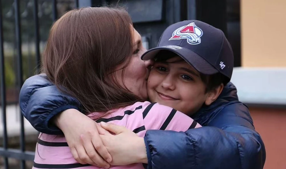 Hassan und seine Mutter sind wieder vereint.