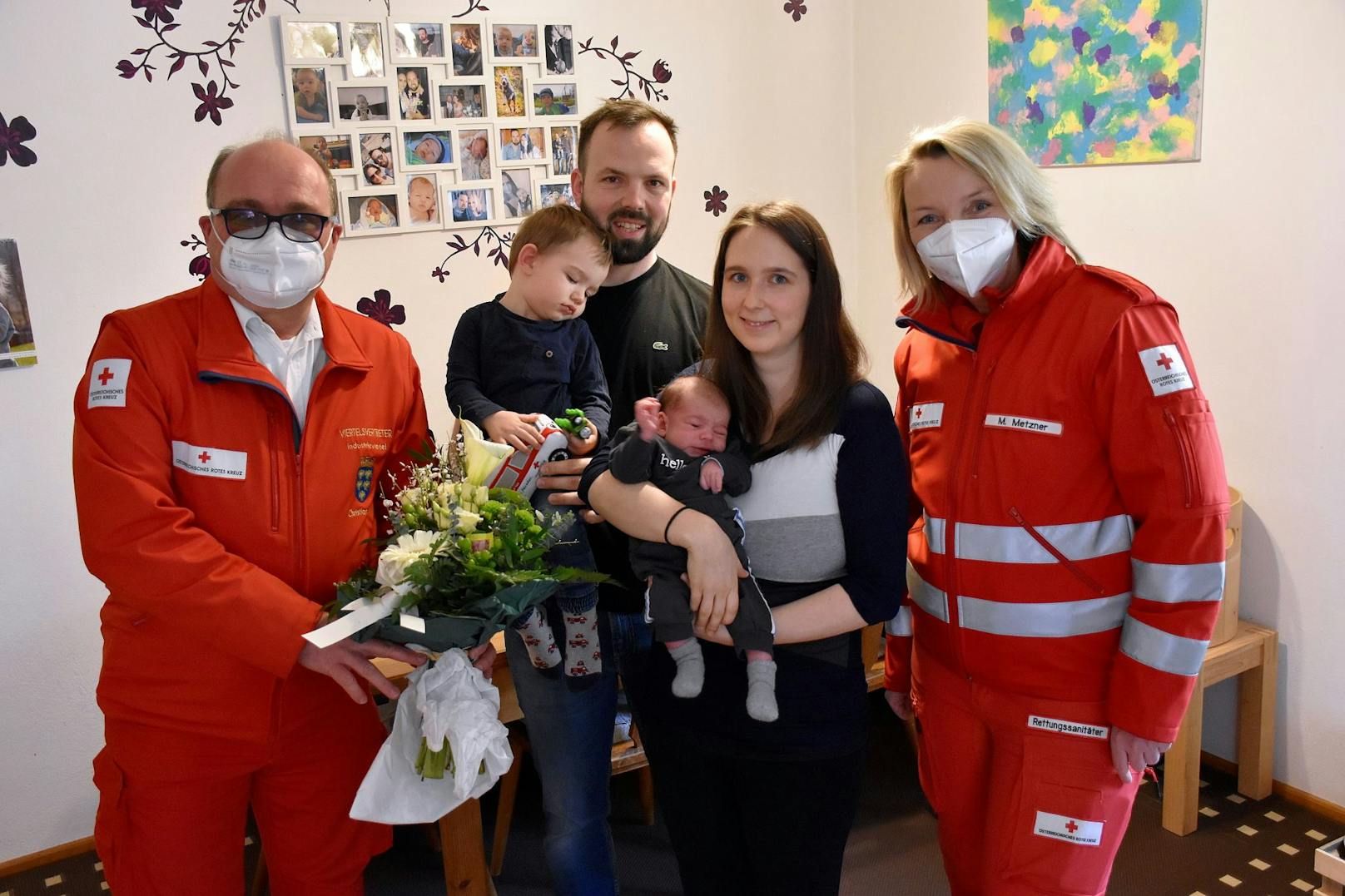 Notfallsanitäter Christian Raith und Rettungssanitäterin Monika Metzner besuchten die glücklichen Eltern Ines und Christian mit dem kleinen Matteo und seinem Geschwisterchen.