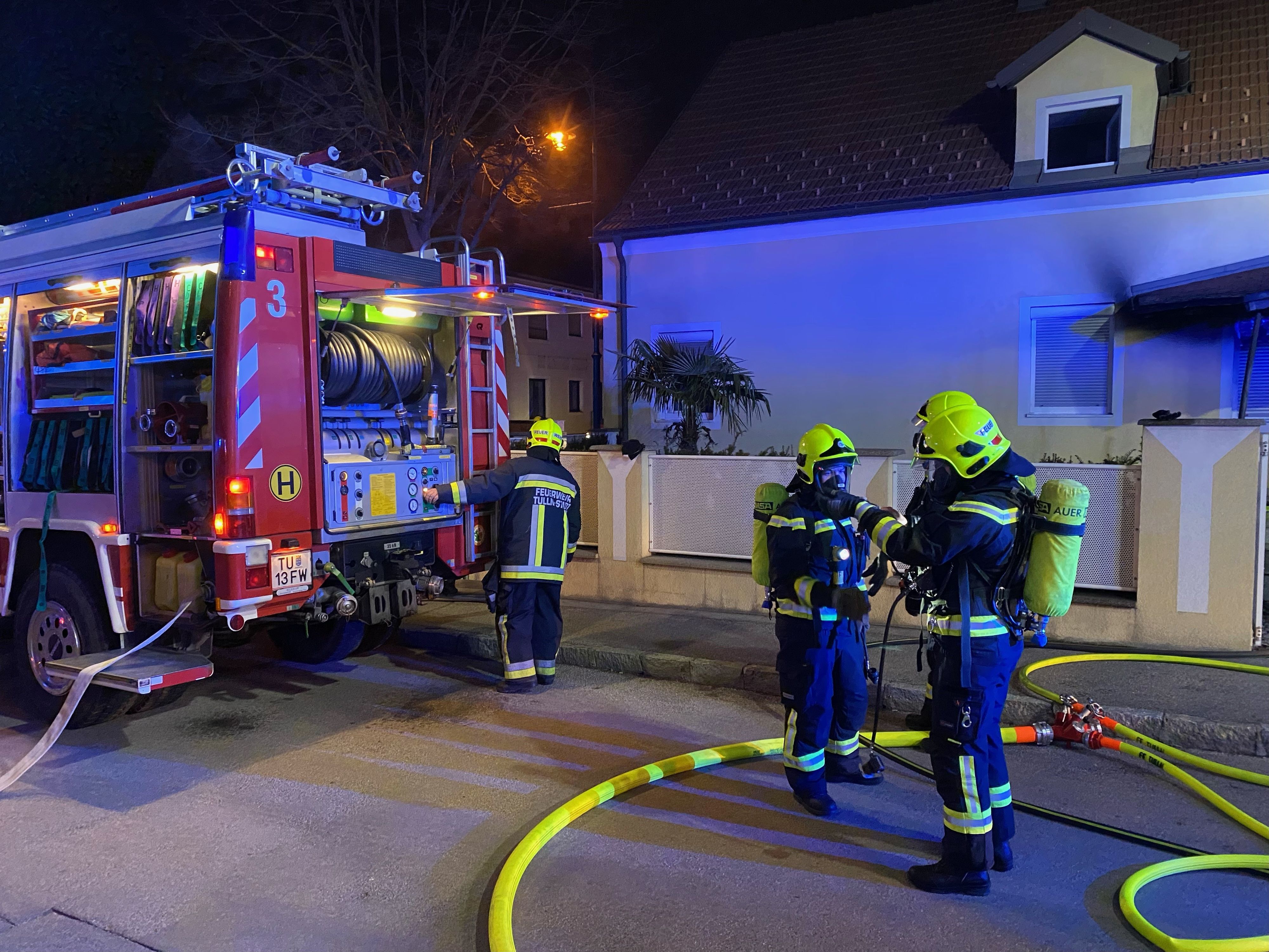 Die Feuerwehr rettete die Kinder vom Flachdach.