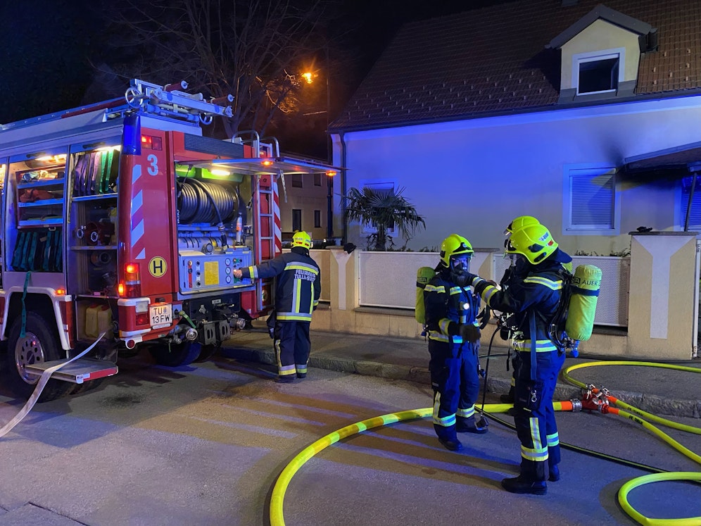Die Feuerwehr rettete die Kinder vom Flachdach.