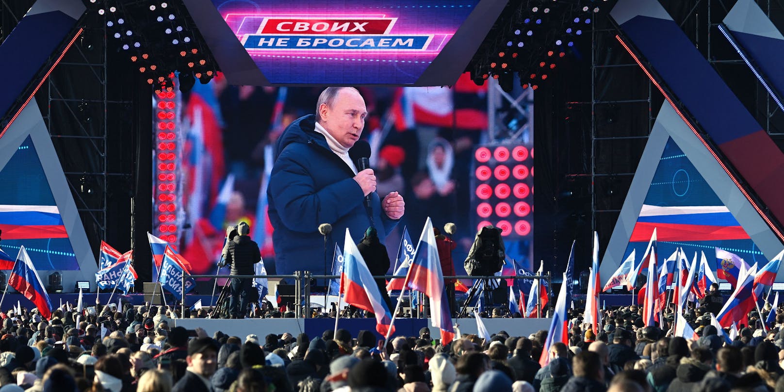 Wladimir Putin sprach im Luschniki-Stadion in Moskau vor tausenden Menschen. Plötzlich verschwand der Staatschef für mehrere Minuten aus dem Bild.