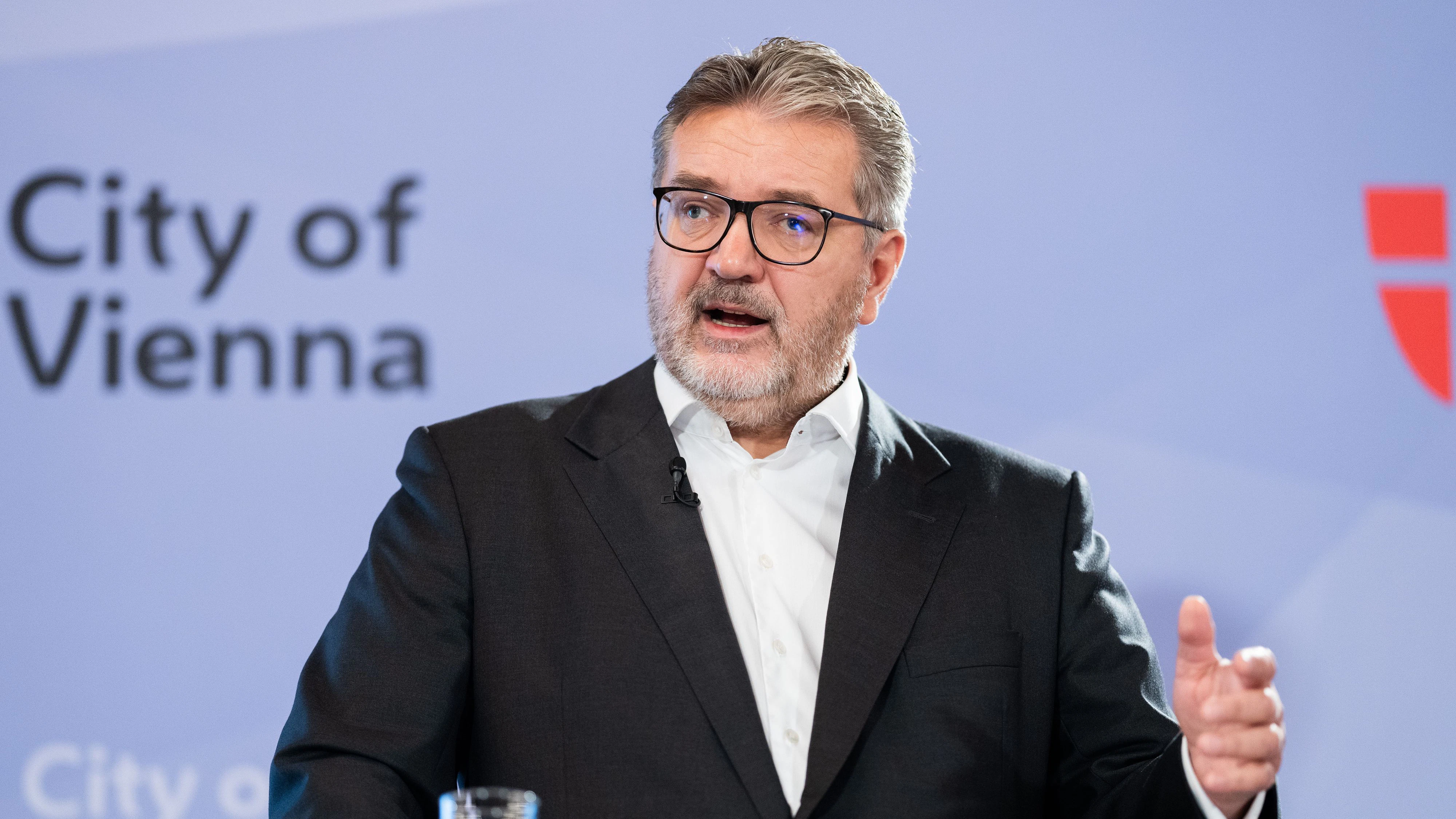 Download von www.picturedesk.com am 18.03.2022 (07:07).  ABD0072_20211014 - WIEN - ÖSTERREICH: Gesundheitsstadtrat Peter Hacker (SPÖ) am Donnerstag, 14. Oktober 2021, während einer PK der Stadt Wien zum Thema "Auffrischungsimpfung". - FOTO: APA/GEORG HOCHMUTH - 20211014_PD2407 - Rechteinfo: Rights Managed (RM)