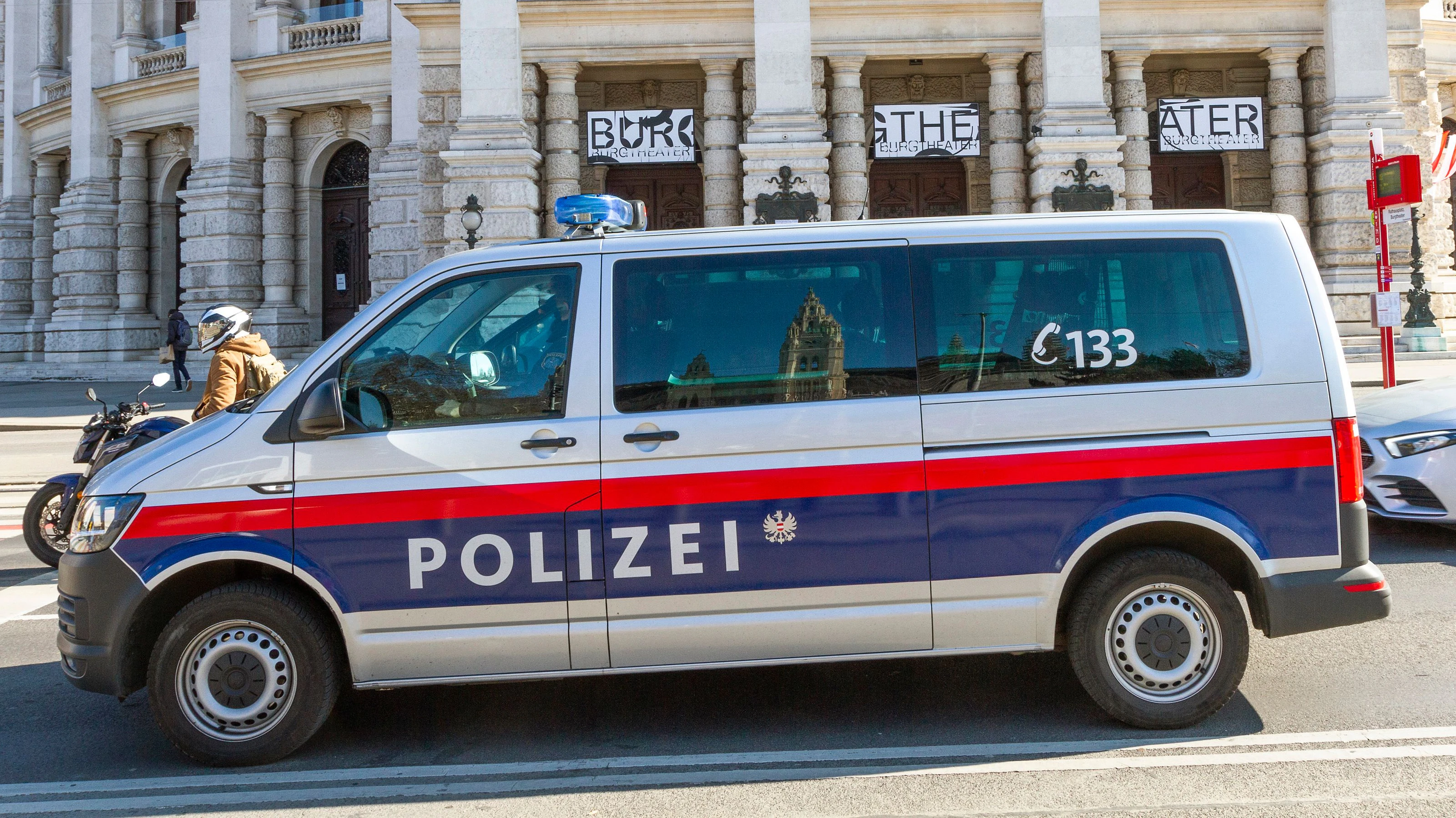 Im Fall einer rätselhaften prügelattacke meldet die Wiener Polizei nun zwei Festnahmen.