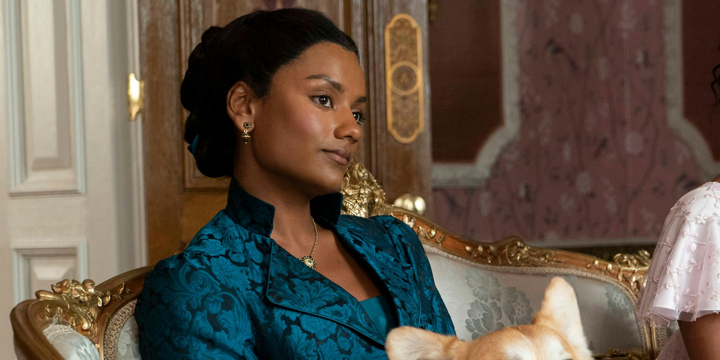 Simone Ashley berichtet über die Probleme mit ihrem Korsett. 