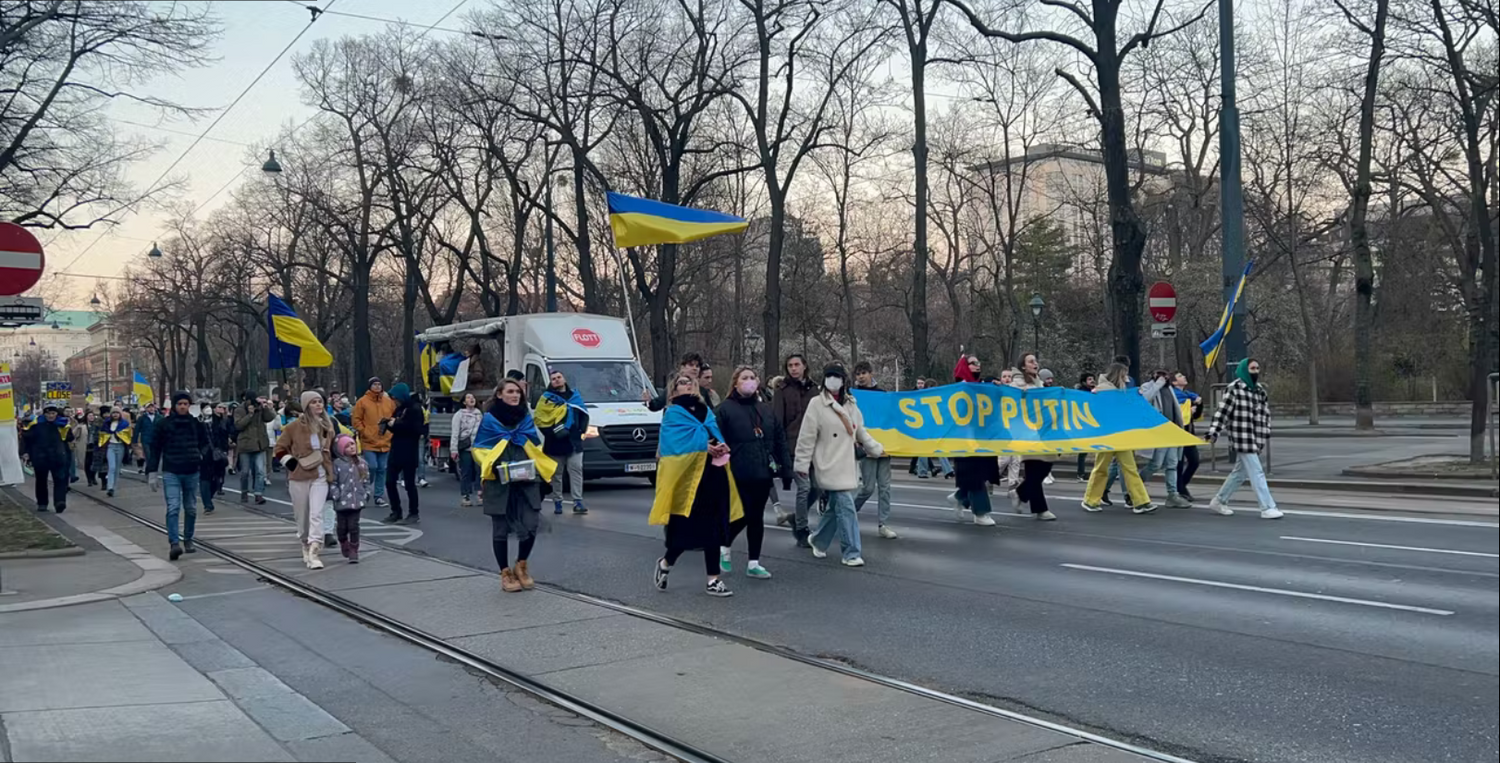 Schon vergangene Woche zogen Menschen in Solidarität mit der Ukraine über die Wiener Ringstraße.