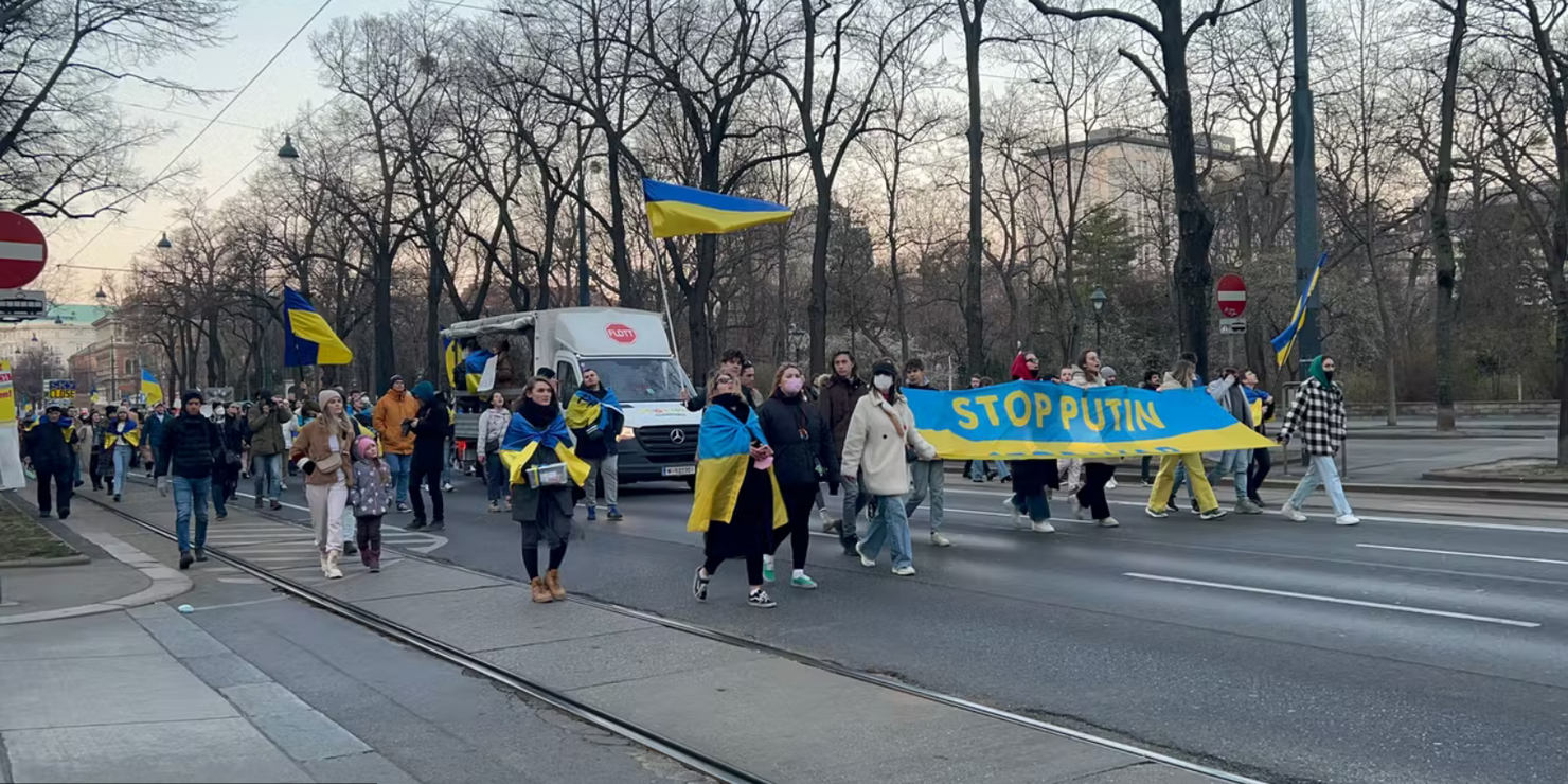 Schon vergangene Woche zogen Menschen in Solidarität mit der Ukraine über die Wiener Ringstraße.