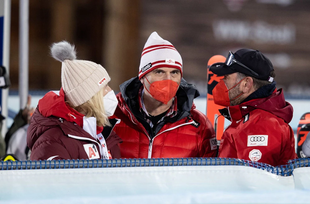 ÖSV-Präsidentin Roswitha Stadlober im Gespräch mit Sportdirektor Toni Giger und Patrick Riml. 
