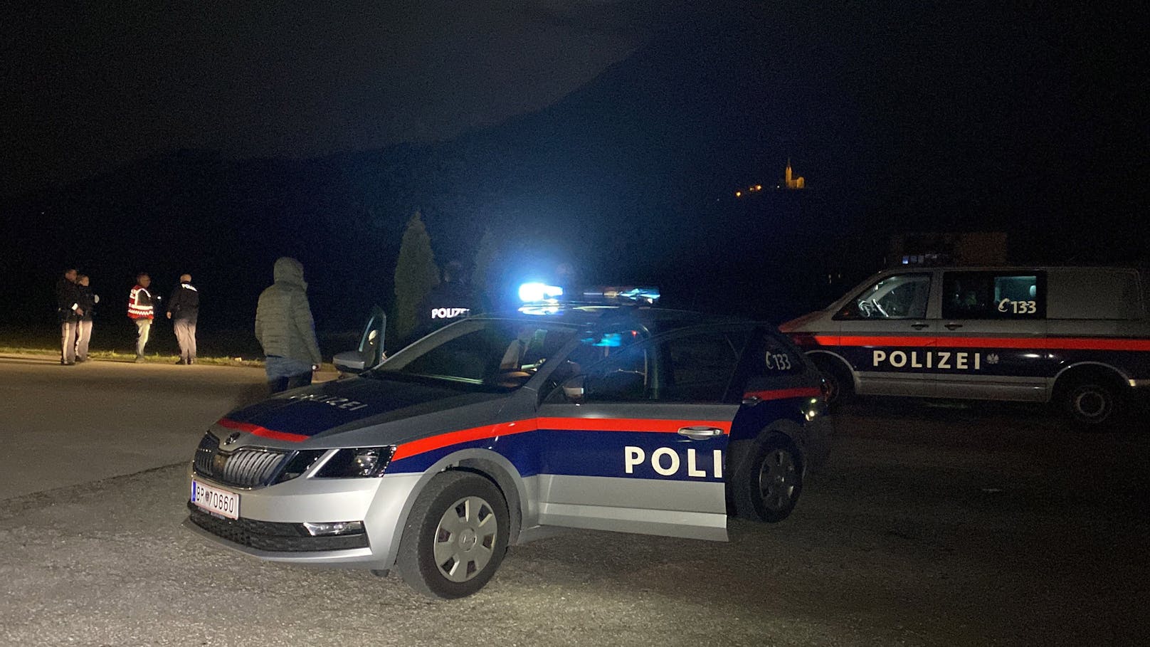 In Ebbs (Bezirk Kufstein) ist es am Freitagabend zu einer Messerattacke gekommen. Ersten Informationen zufolge ist ein Jugendlicher niedergestochen worden. 