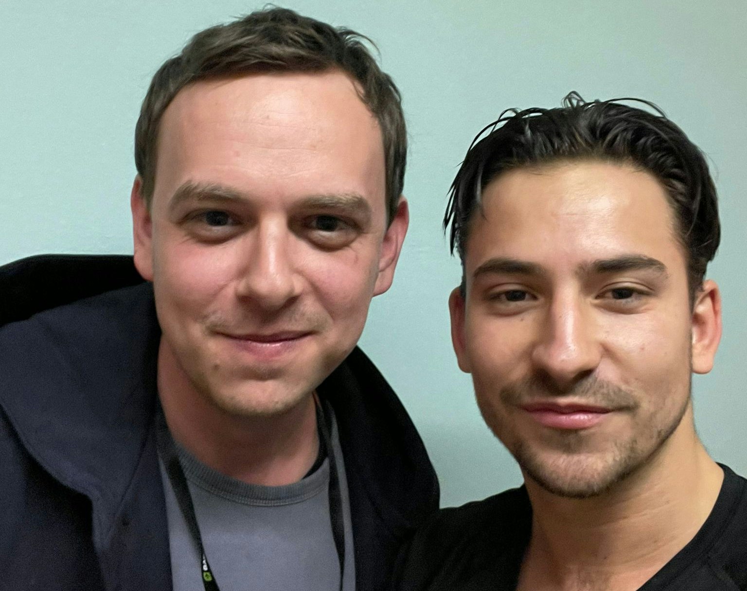 <em>"Heute"</em>-Redakteur Thomas Hangweyrer mit Yung Hurn nach dessen Auftritt.