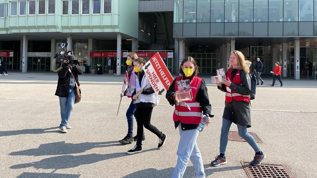 Auch vorm Stadion wurden fleißig Spenden gesammelt.