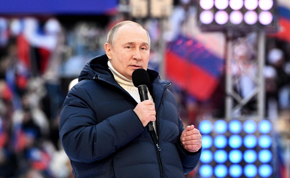 Wladimir Putin: Während seine Truppen frieren, kuschelt er sich in in ein Puffer-Jacket von Loro Piana für 12.000 Euro.