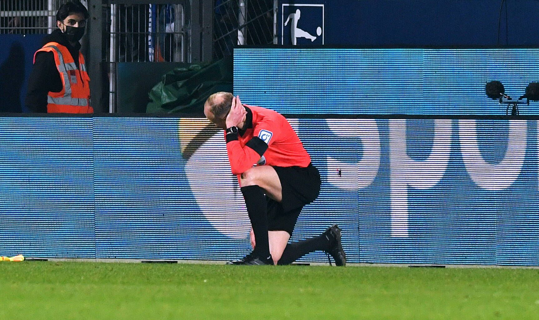 Schiedsrichter-Assistent Christian Gittelmann wurde von einem Becher am Kopf getroffen. 