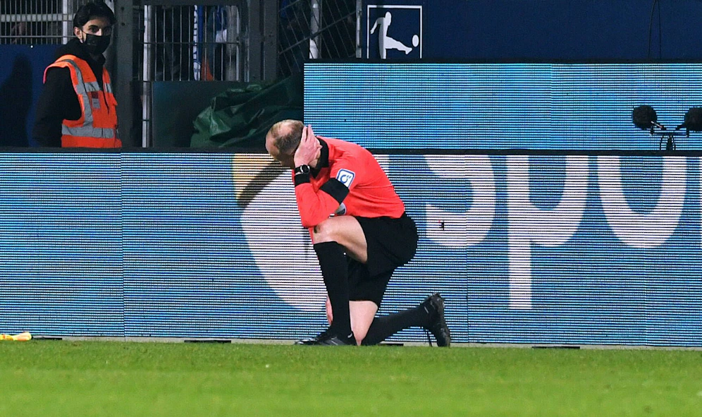 Schiedsrichter-Assistent Christian Gittelmann wurde von einem Becher am Kopf getroffen. 