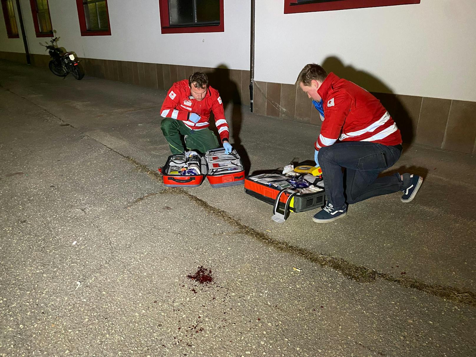 In Ebbs (Bezirk Kufstein) ist es am Freitagabend zu einer Messerattacke gekommen. Ersten Informationen zufolge ist ein Jugendlicher niedergestochen worden. 