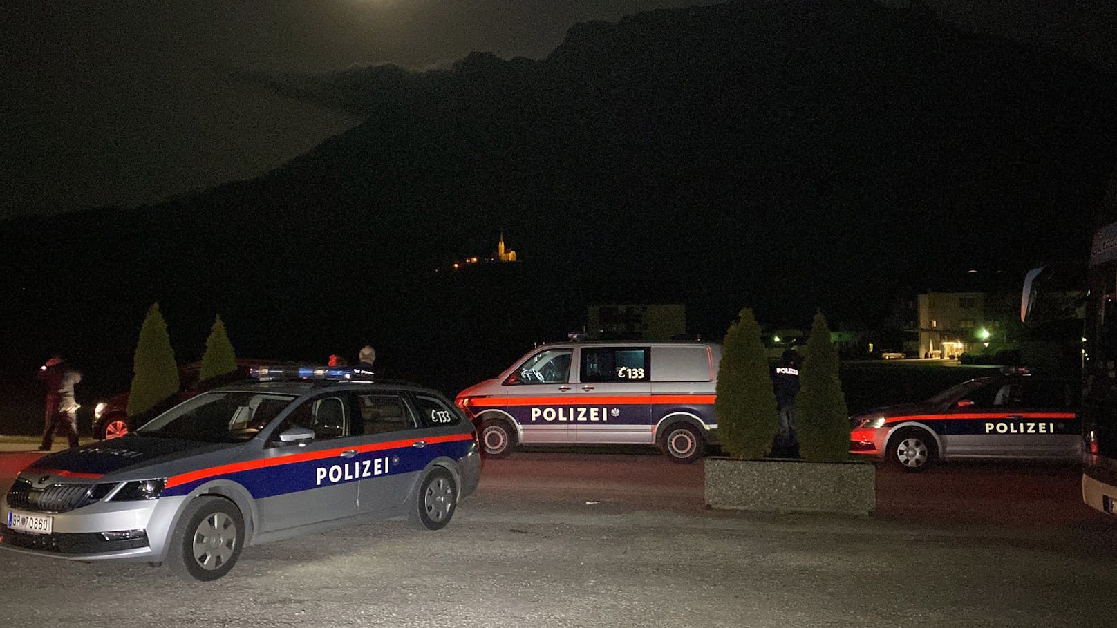 In Ebbs (Bezirk Kufstein) ist es am Freitagabend zu einer Messerattacke gekommen. Ersten Informationen zufolge ist ein Jugendlicher niedergestochen worden.