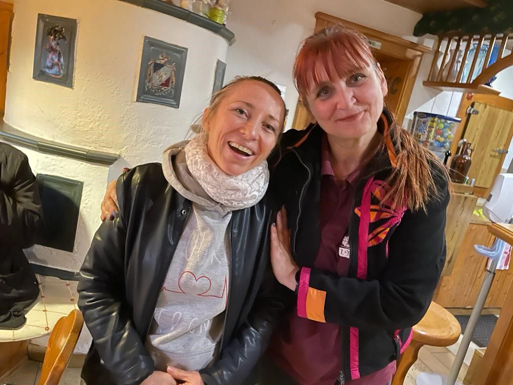 Wirtin Alexandra Turek (rechts) mit Dolmetscherin Olga