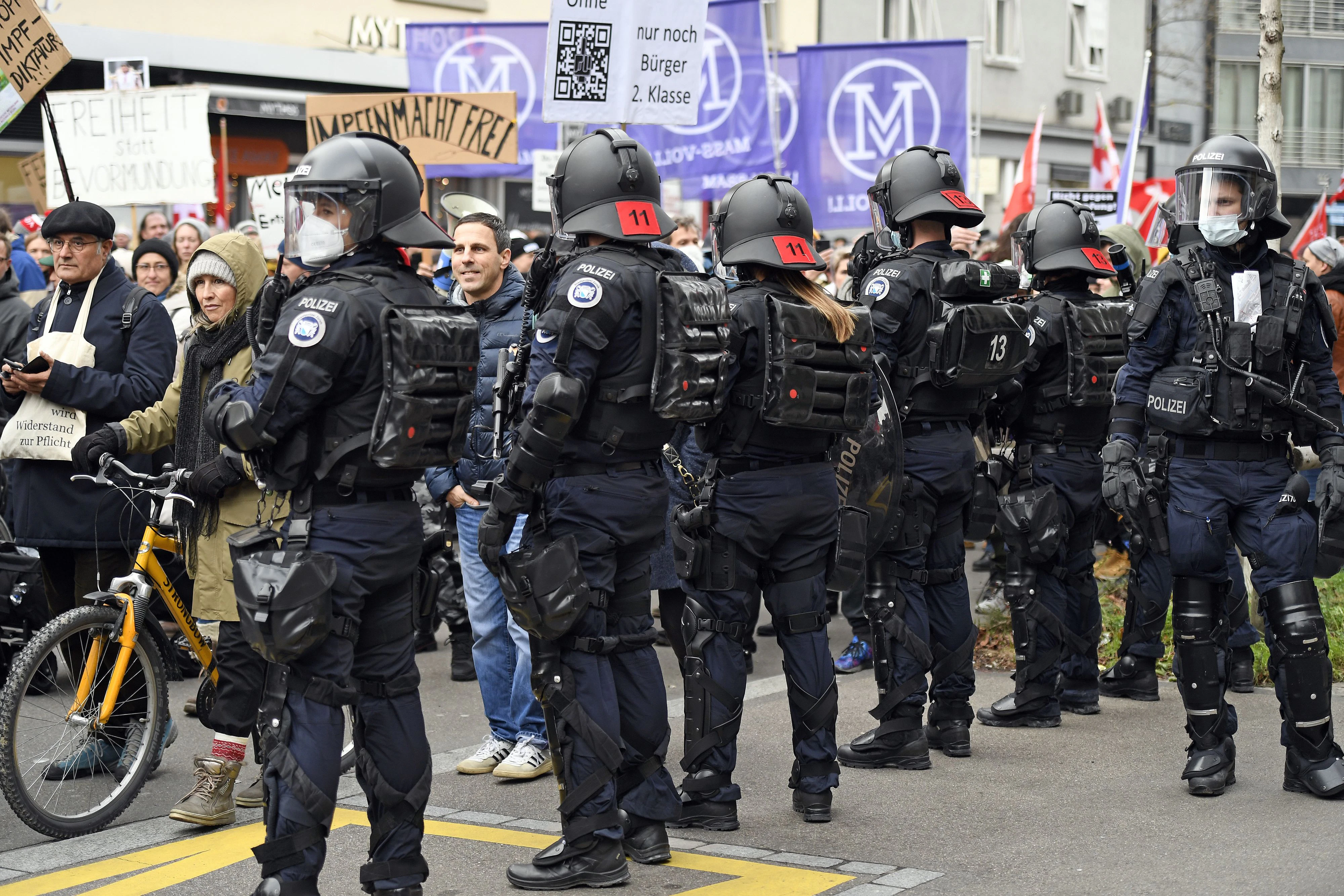 Der Protestzug gegen Corona-Massnahmen versammelte sich in Bahnhofsnähe, um sich dann über die Wettsteinbrücke zum Messeplatz zu begeben. 