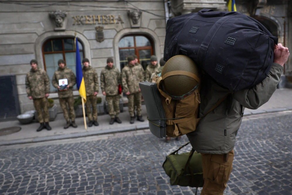 Ausländische Kämpfer bei einer Trauerwache für ihre gefallenen Kollegen.
