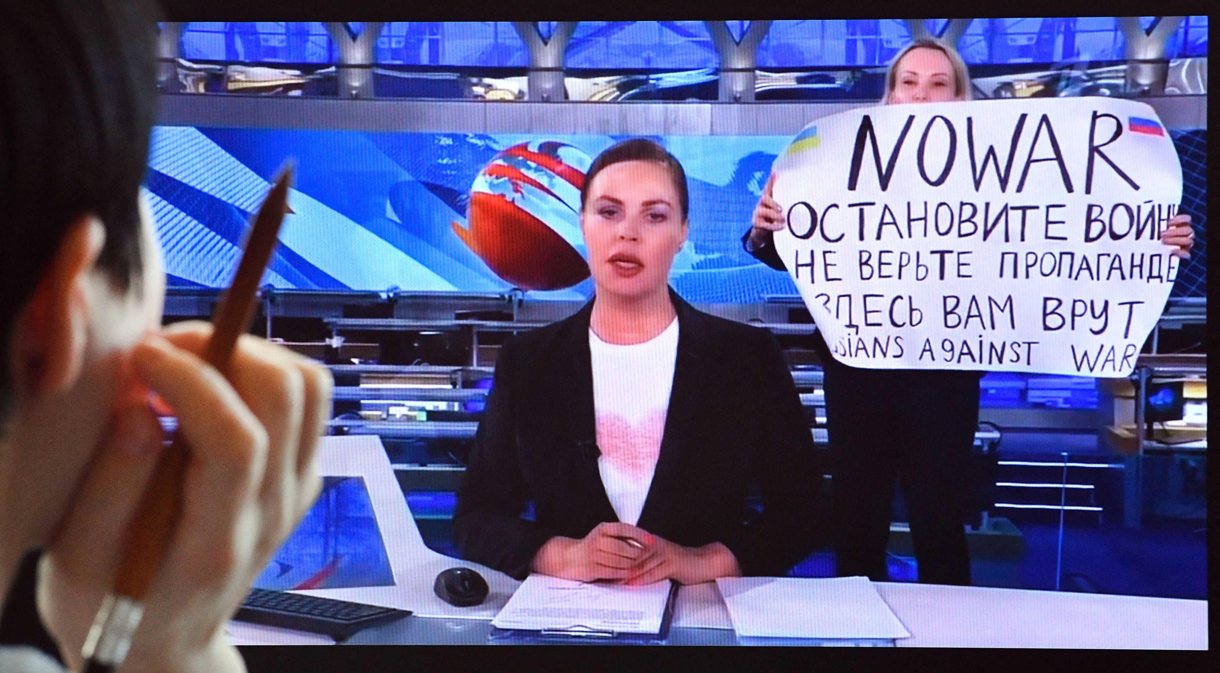 Sie hielt ein Plakat in die Fernsehkamera mit der Aufschrift – "Stoppt den Krieg. Glaubt der Propaganda nicht. Ihr werdet hier belogen. Russen sind gegen Krieg."