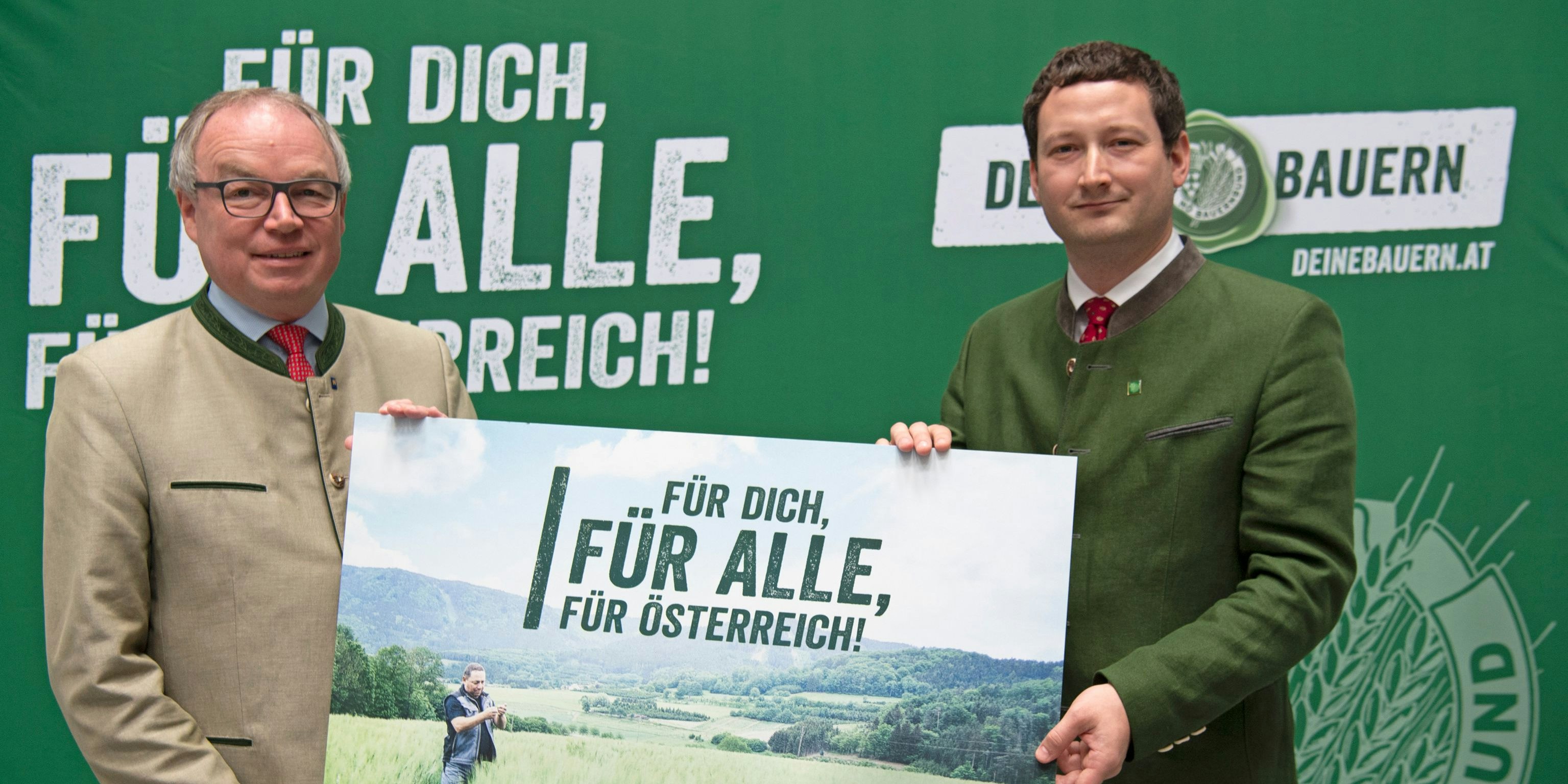 NÖ Bauernbundobmann LH-Stv. Stephan Pernkopf und Direktor Paul Nemecek prsentierten die neue Kampagne ãFr Dich, fr alle, fr sterreichÒ.