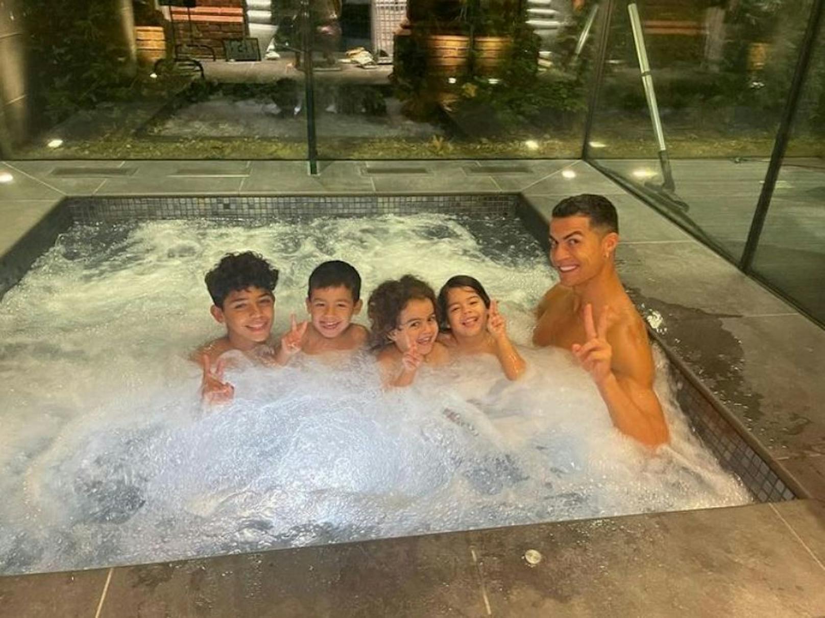 Cristiano Ronaldo plantscht mit seinen Kindern im Whirlpool.