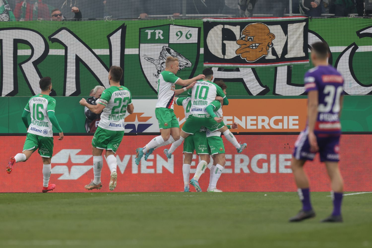 Rapid geht im Derby durch Ljubicic in Führung.