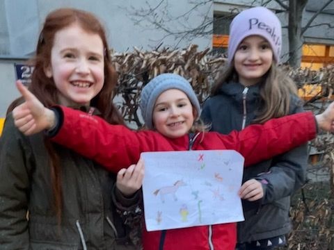 Hinter den selbstgezeichneten Anti-Müll-Schildern stehen die Volksschülerinnen (v.l.n.r.) Maya (7), Chiara (8) und Ellen (8).