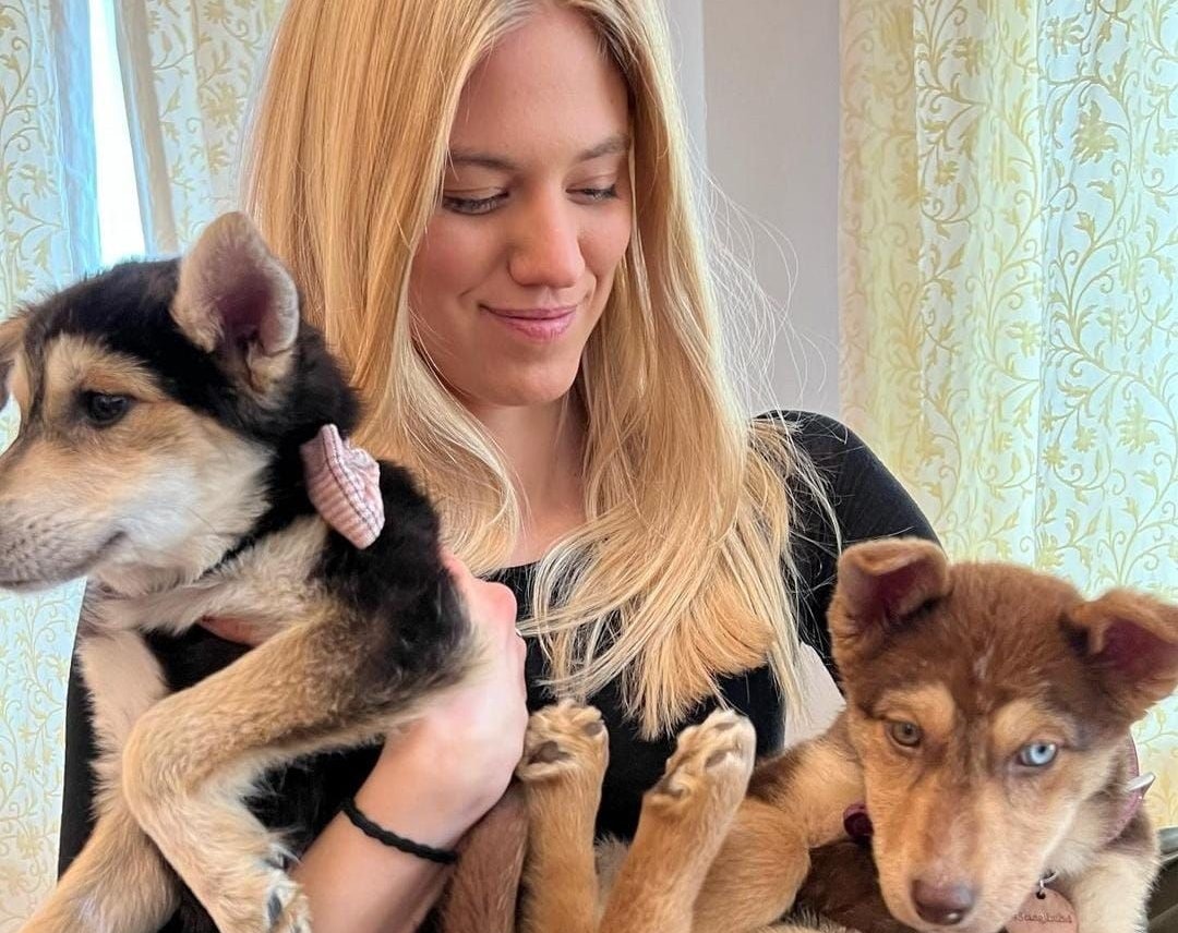 Model Larissa Marolt, Welpe "Blue" (rechts) und seine Schwester.