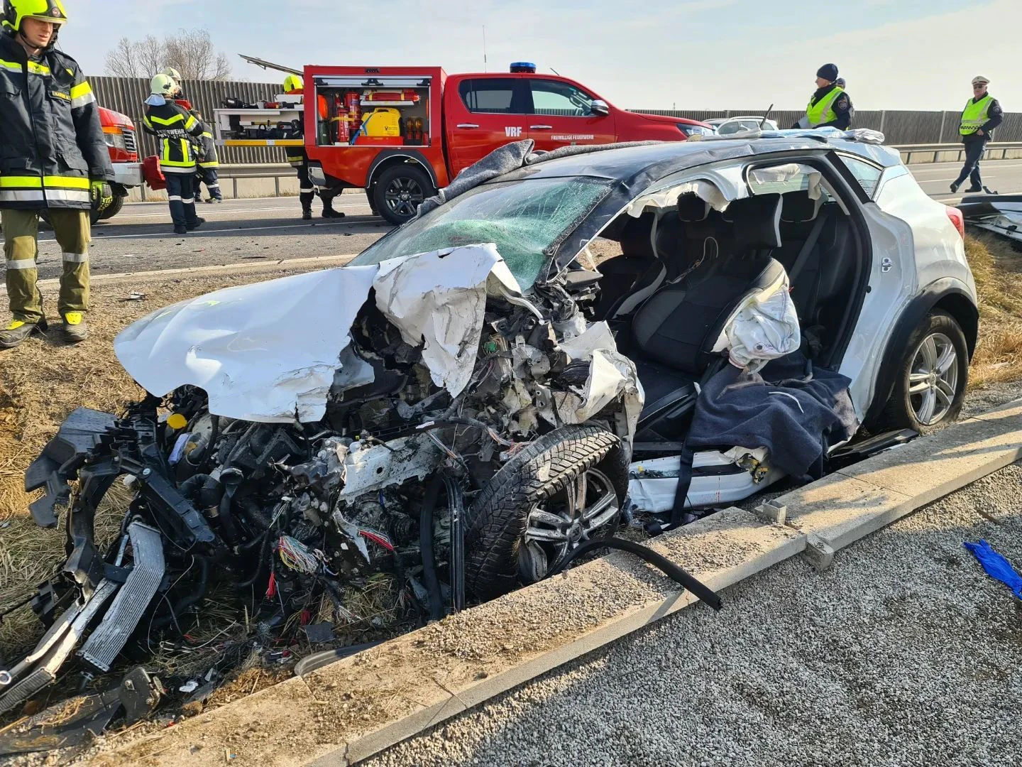 Der Lenker musste aus dem Auto geschnitten werden.