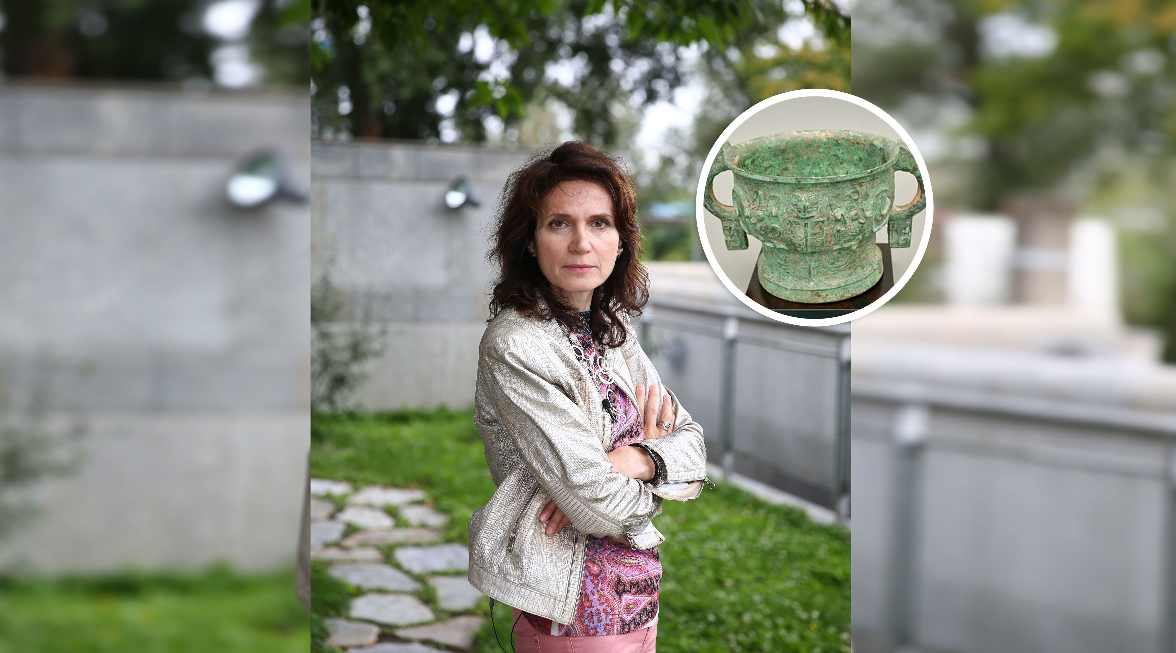 Anwältin Astrid Wagner, die gesuchte Bronzeschale (Kreis)