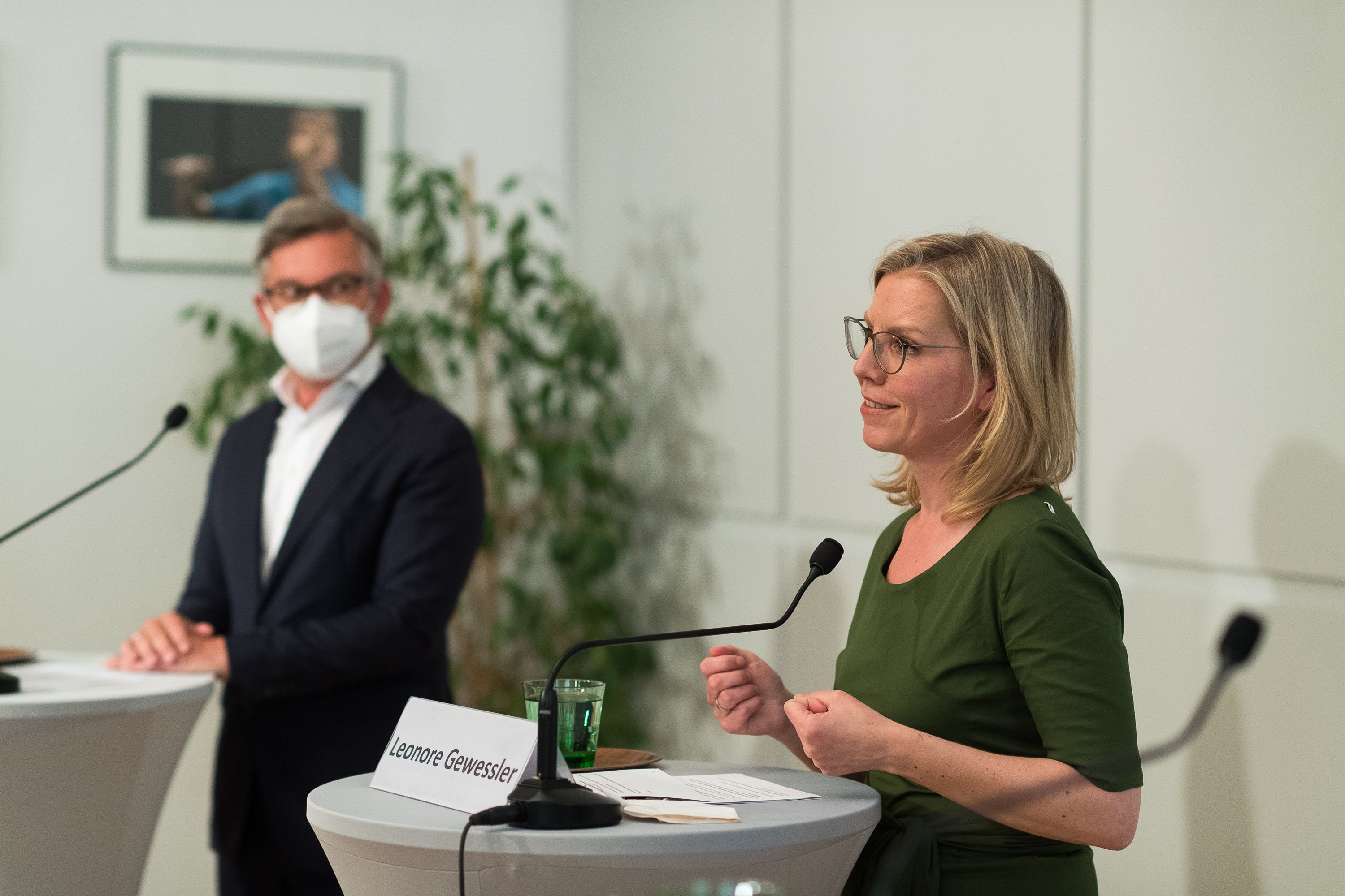 Leonore Gewessler (Grüne) und Finanzminister Magnus Brunner (ÖVP) stellten die neuen Maßnahmen vor.